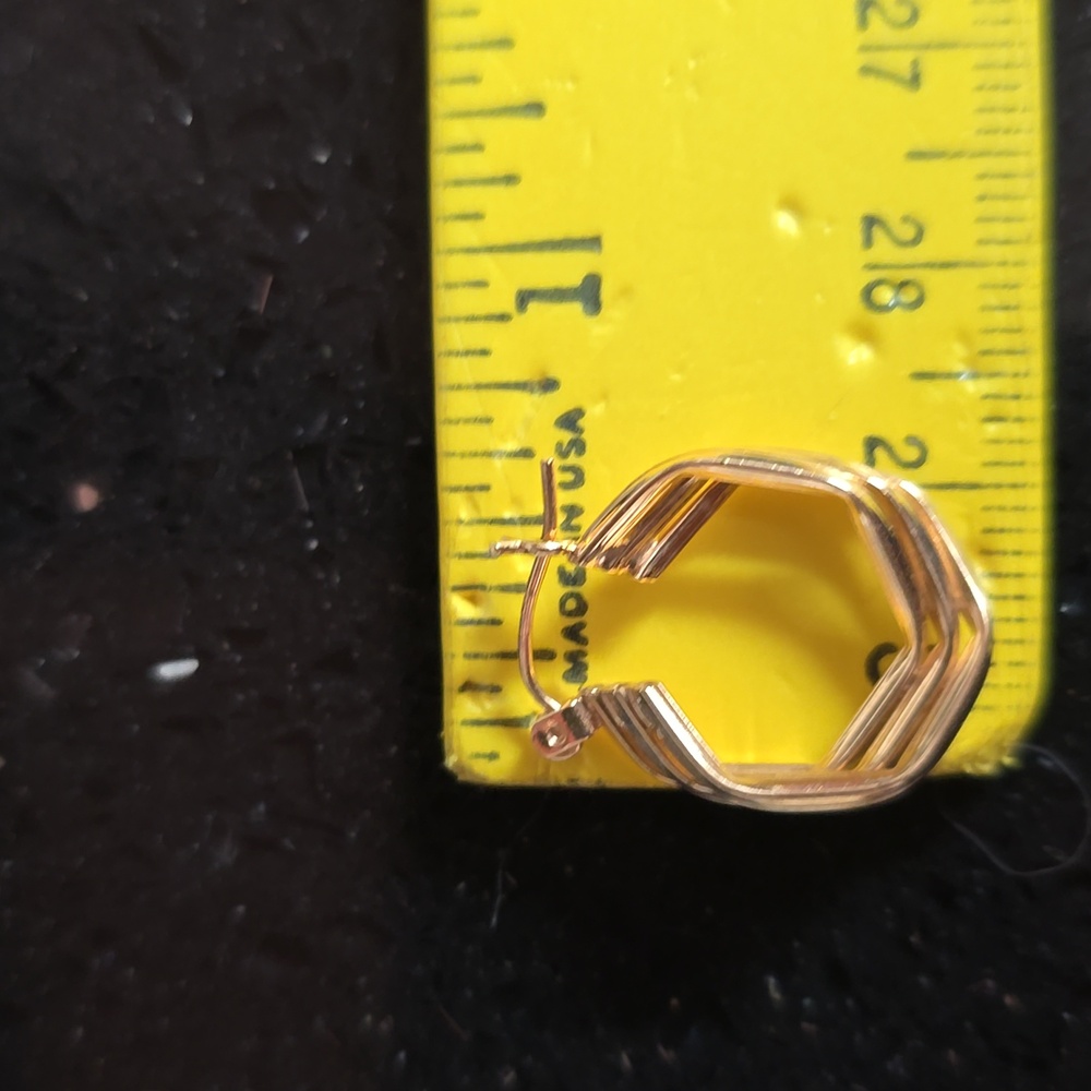 FIRM. HOST PICK. Like New. Vintage. Elegant 14k Gold Triple Hoop Earrings - Picture 4 of 8
